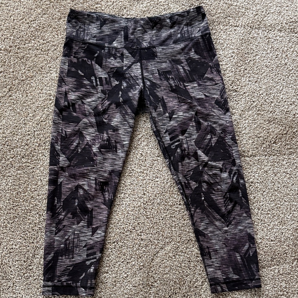 Reversible legging. Black patterns.